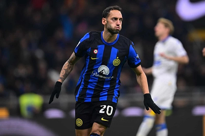 سيخضع للتقييم يوميًا.. إنتر يكشف حالة هاكان تشالهان أوجلو بعد إصابته أمام ميلان